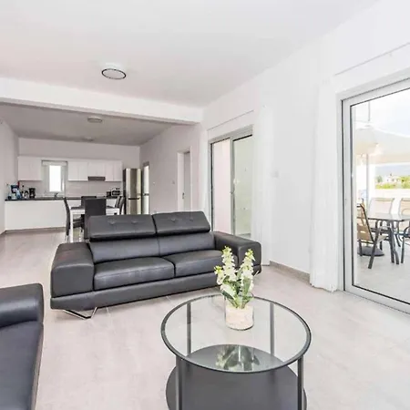 Demitrios Vine Villa *